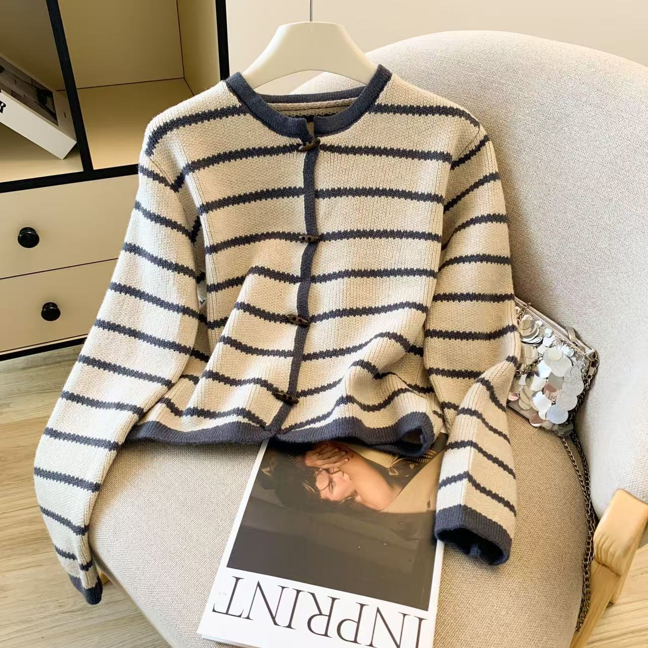 Crop Cardigan Vintage - Damski sweter rozpinany w paski z