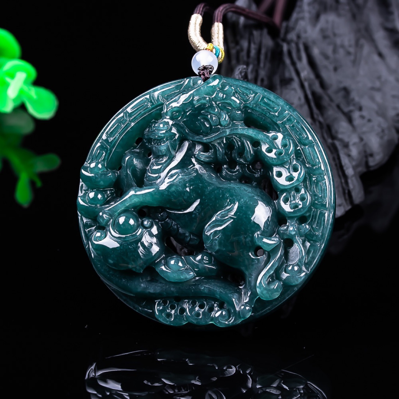 Usa Vintage Fashion - Pendant z jadeitu birmańskiego w kształcie